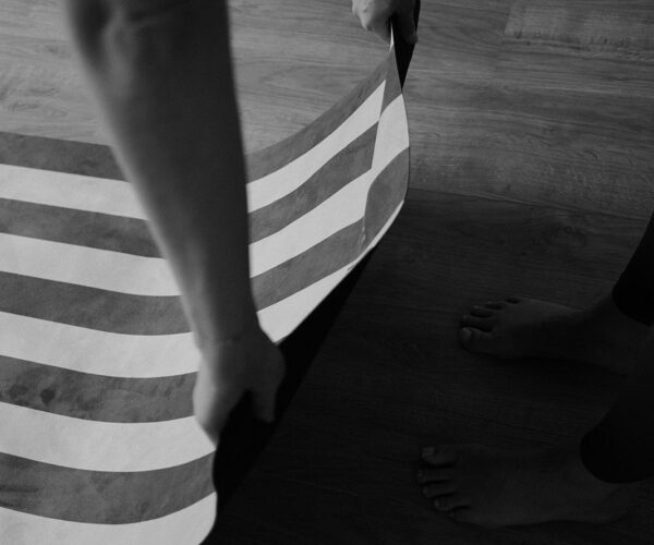 Bras d'Oriane installant un tapis de Pilates